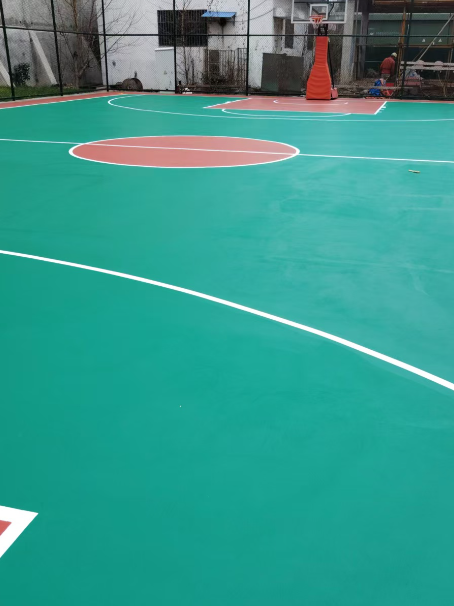 庆城 球场长期使用易出现地面开裂